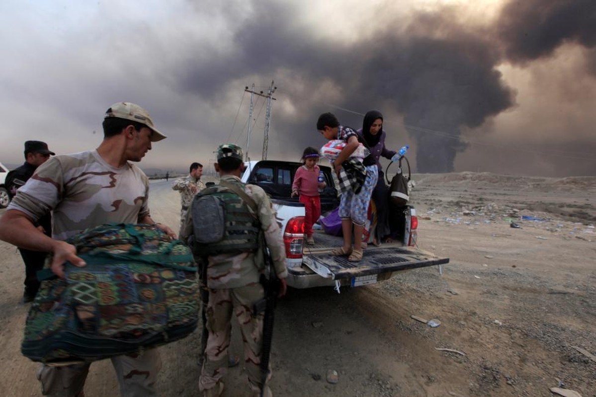 Anh: Thuong dan Iraq lu luot chay khoi thanh pho Mosul-Hinh-4